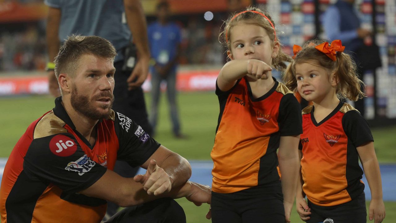 IPL 2020: Good Luck and Trying to Score 100, David Warner’s Daughters Wish Him Before the Match