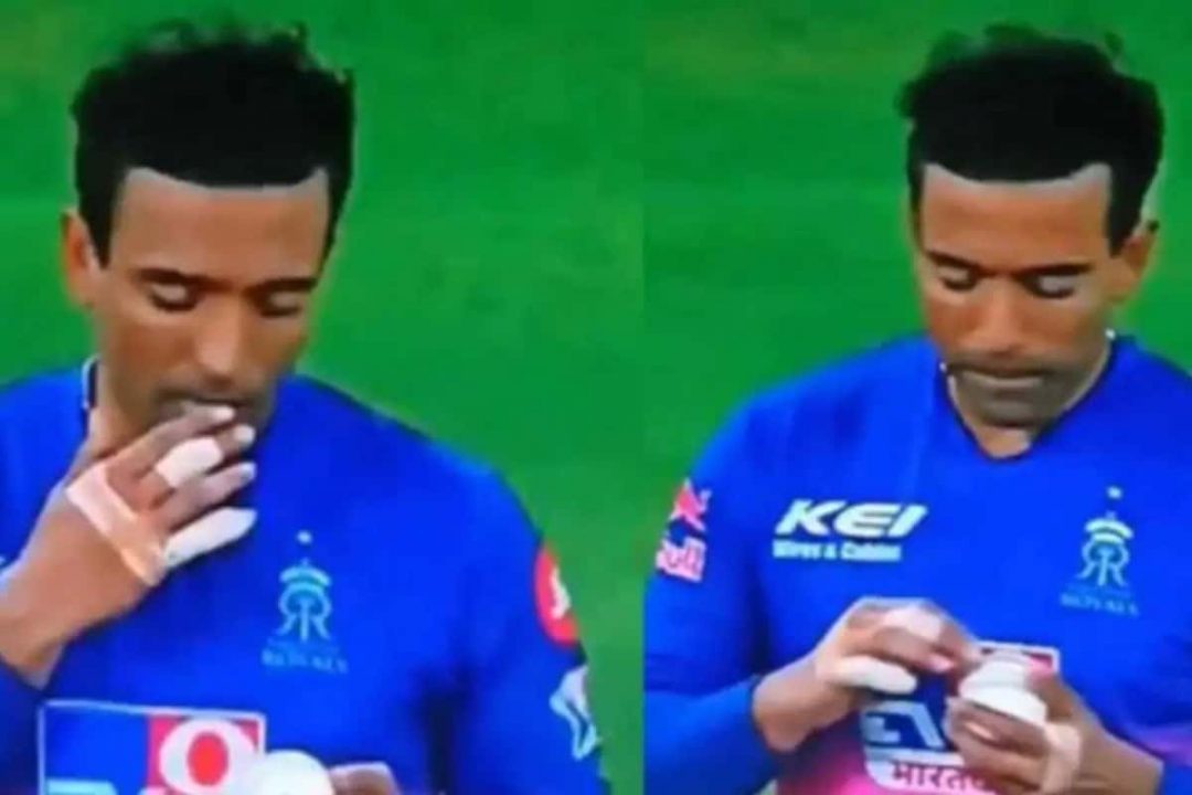 IPL 2020: Robin Uthappa Spotted Applying Saliva on Ball during KKR vs RR, Against COVID-19 Guidelines