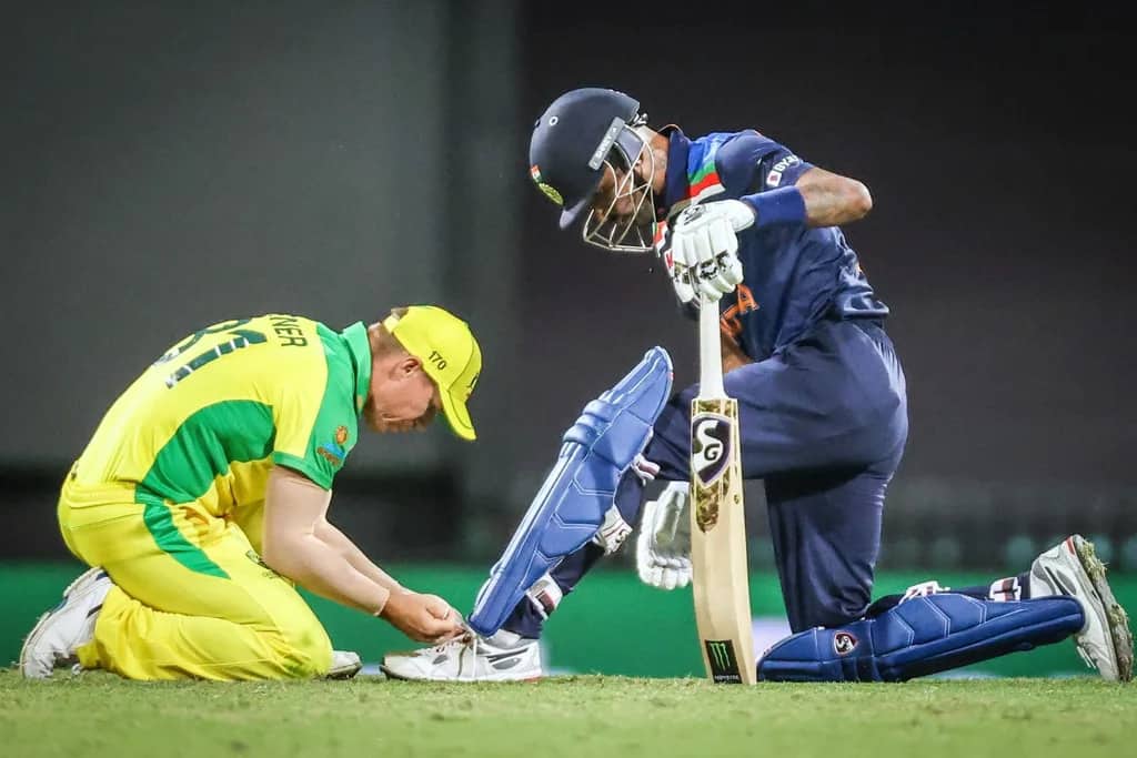 David Warner Ties Hardik Pandya's Shoelaces, Wins Hearts With his Sportsman Spirit Show