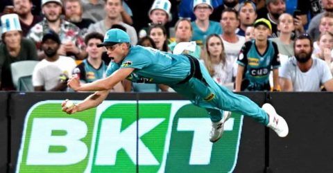 Watch: Brisbane Heat’s Pacer Takes One-Handed Stunner in BBL 10 Eliminator