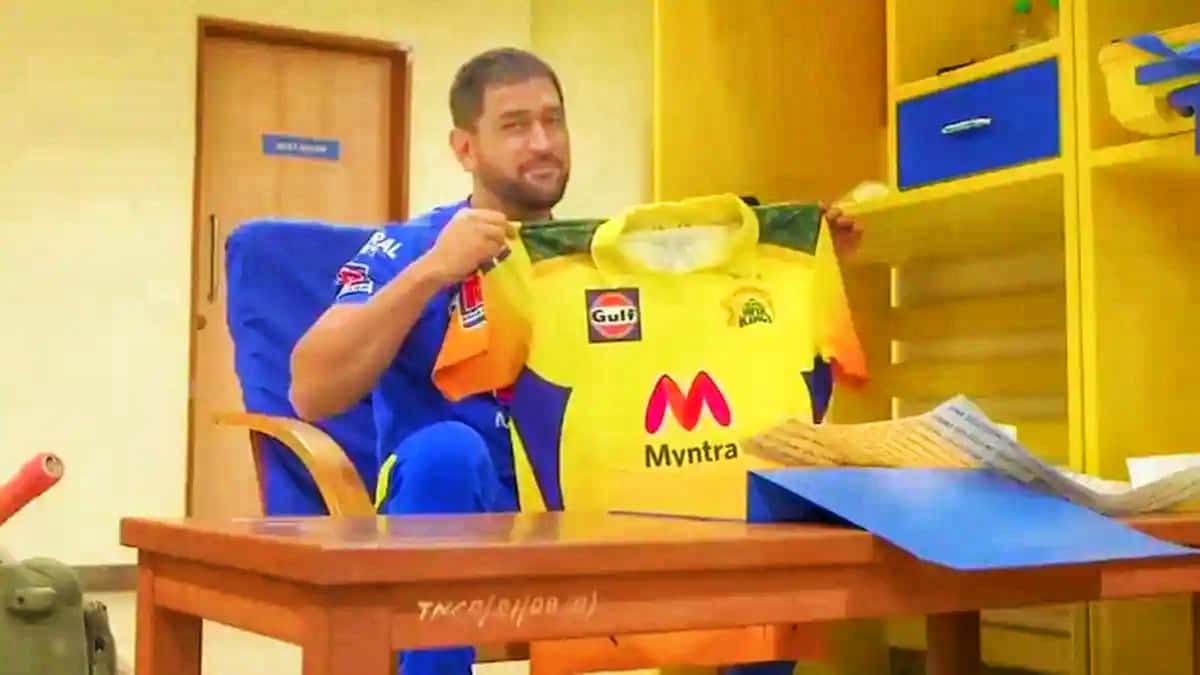 IPL 2021: MS Dhoni Unveils New CSK Jersey With Camouflage Stripes as Tribute to Indian Armed Forces