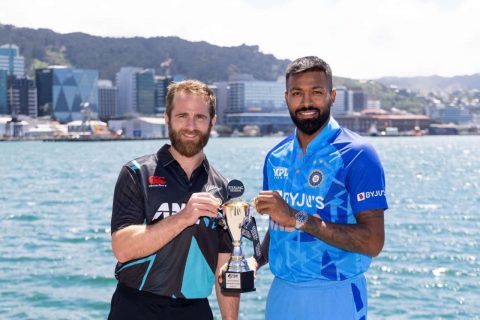 Kane Williamson & Hardik Pandya with Trophy of India tour of New Zealand 2022