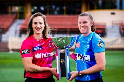Sydney Sixers captain Ellyse Perry & Adelaide Strikers captain Tahlia McGrath with WBBL 2022 Trophy