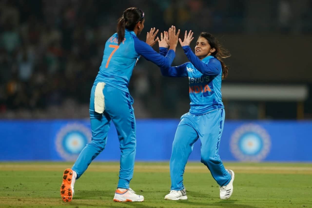 Devika Vaidya & Harmanpreet Kaur