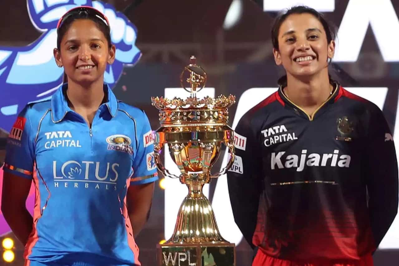 Harmanpreet Kuar of MI and Smriti Mandhana of RCB