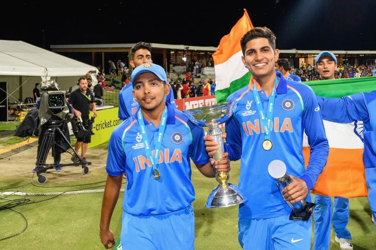Captain Prithvi Shaw and Shubman Gill of India hold the trophy