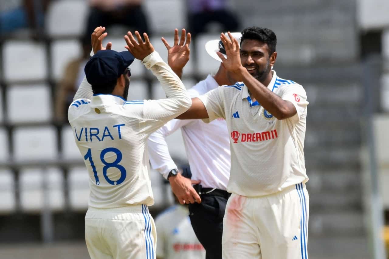 R Ashwin Celebrate with Virat Kohli