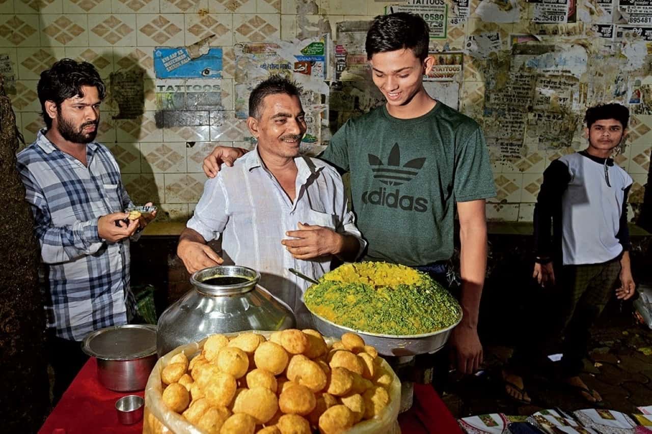 ‘He Owns a Paint Shop and Isn't a Pani-Puri Seller’ - Childhood Coach Jwala Singh Denies Media Reports on Yashasvi Jaiswal's Father Yashasvi Jaiswal with his father selling pani puri