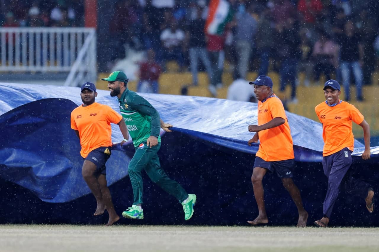 Fakhar Zaman Joins Groundstaff to Protect Pitch Amid Heavy Rain During India vs Pakistan Asia Cup Super 4 Match