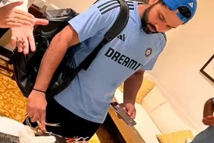 Asia Cup 2023: Rohit Sharma Celebrates Team India's Finals Entry by Cutting Cake With Hotel Staff