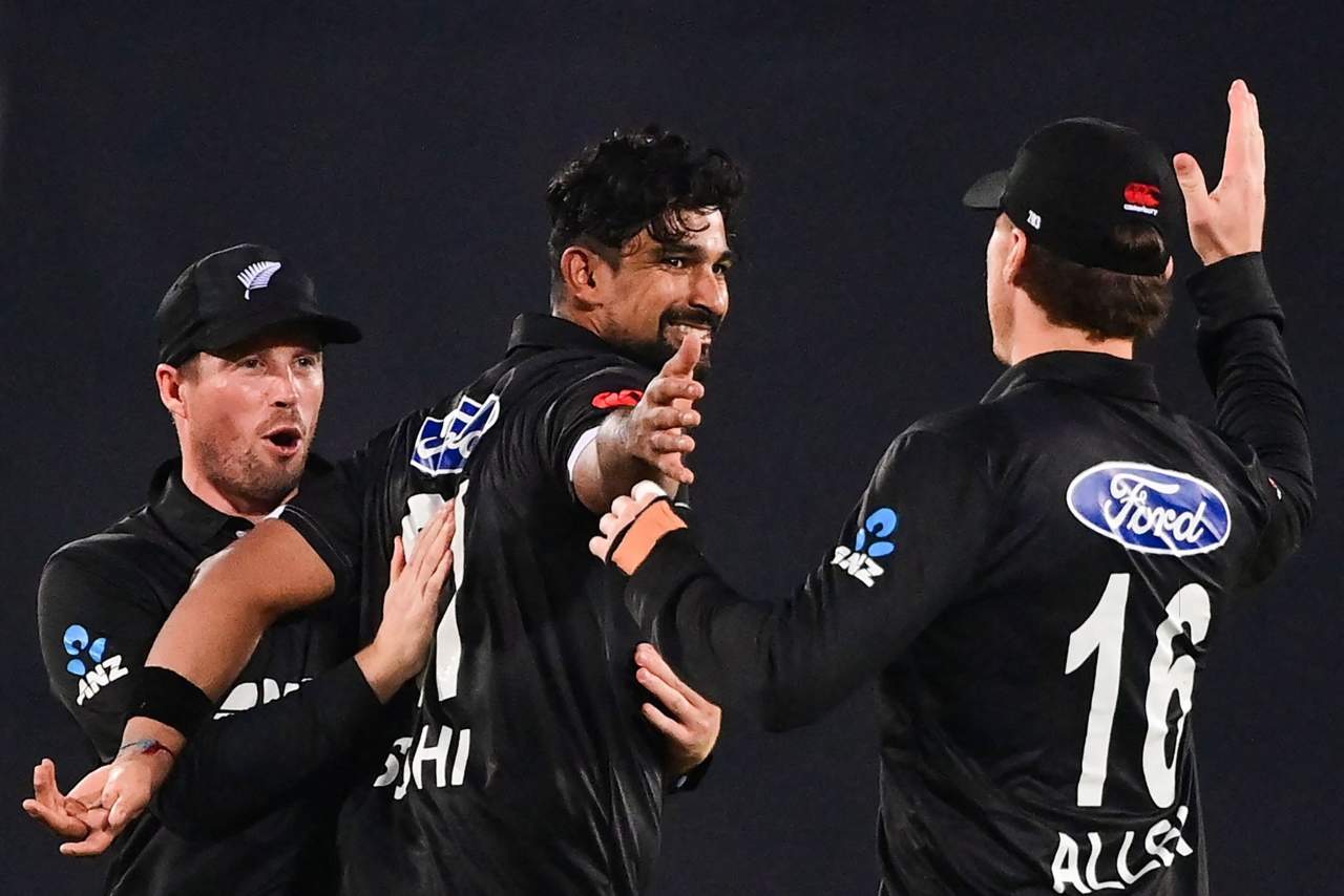 Ish Sodhi celebrates with teammates