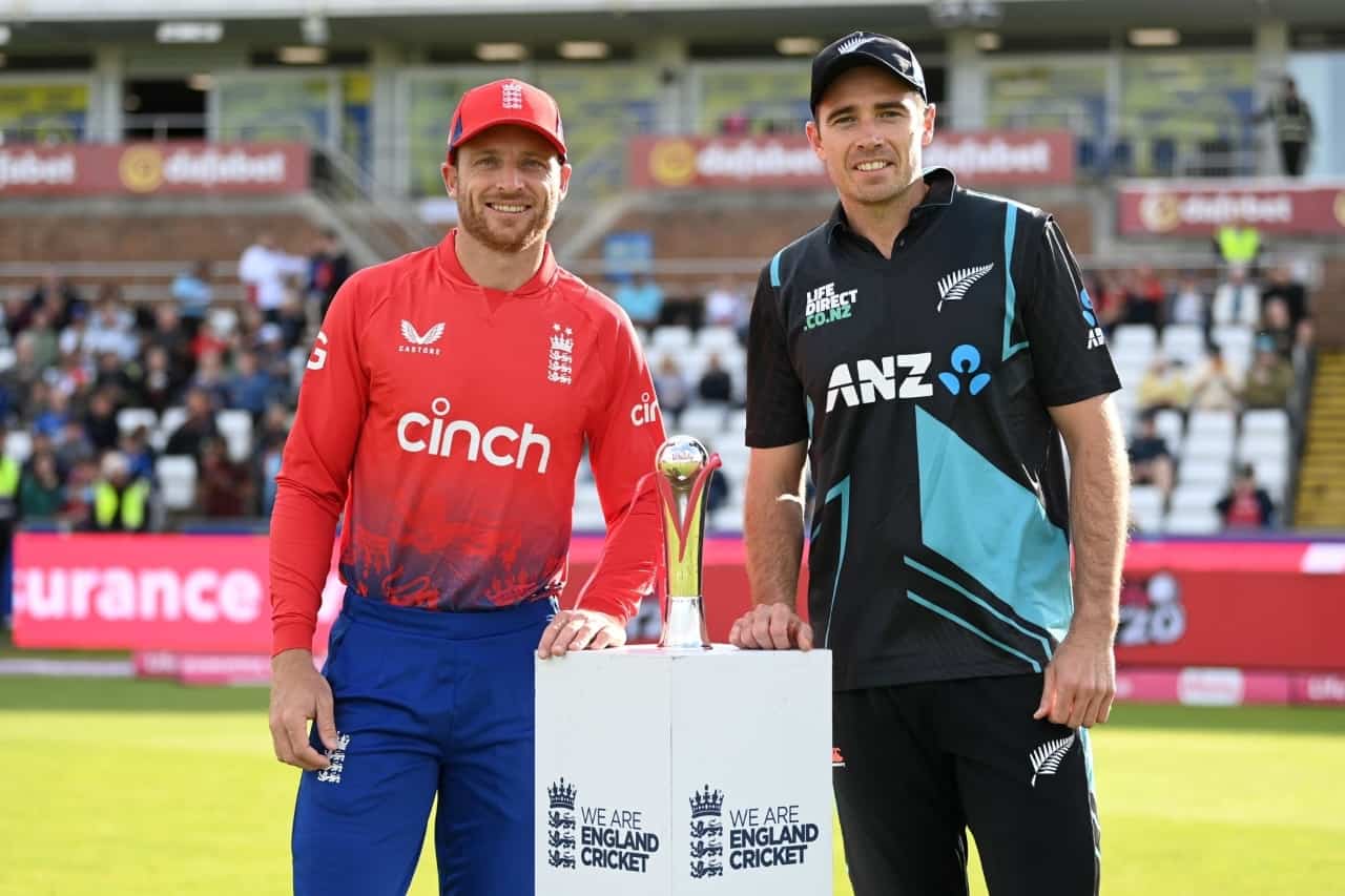 Jos Buttler (L) and Tim Southee poses with trophy