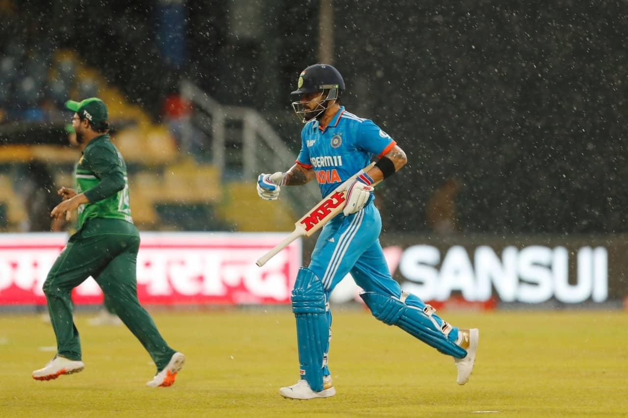Asia Cup 2023: What Happens if India vs Pakistan Super 4 Match Gets Washed Out on Reserve Day? Virat Kohli running back to pavillion after rain during the Asia Cup Super Four match between India and Pakistan