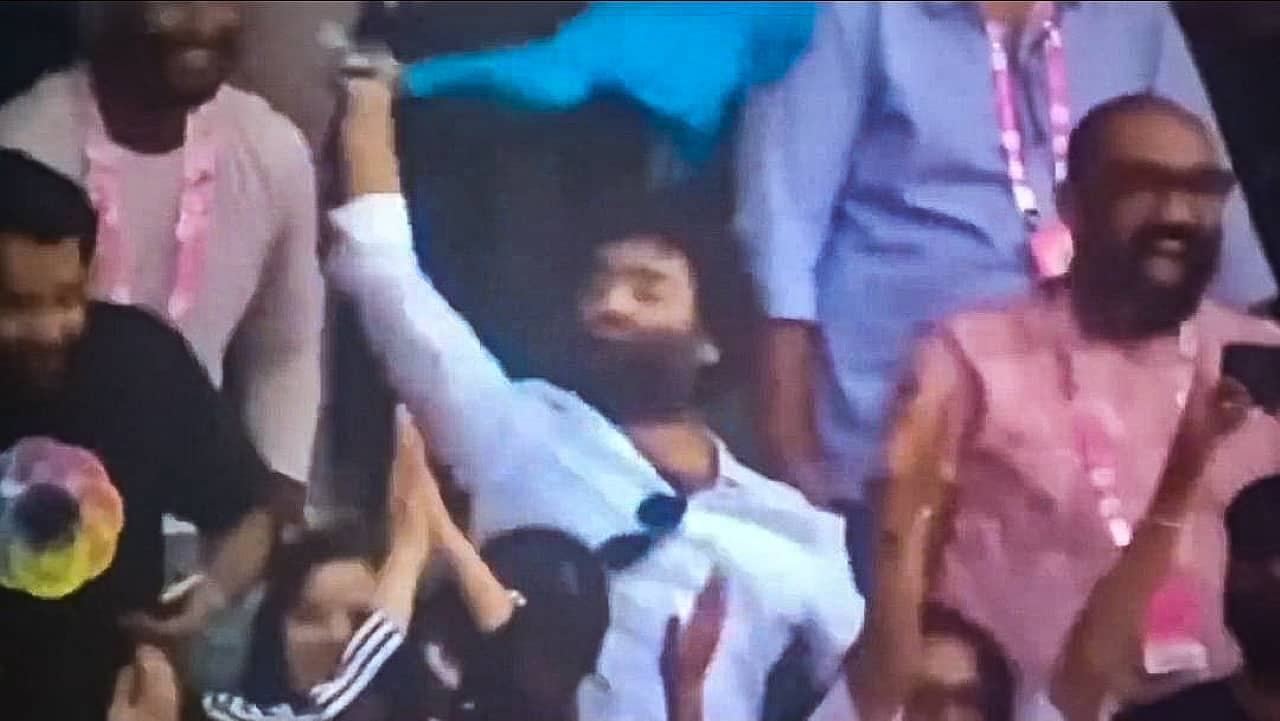 Arijit Singh Celebrates Babar Azam's Wicket by Tossing T-Shirt in the Air During IND vs PAK Clash