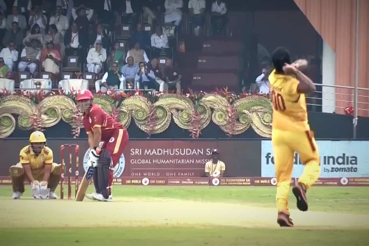 Muttiah Muralitharan Takes Wicket of Sachin Tendulkar