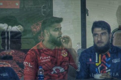 Imad Wasim Caught Smoking Cigarette on Camera During PSL 2024 Final