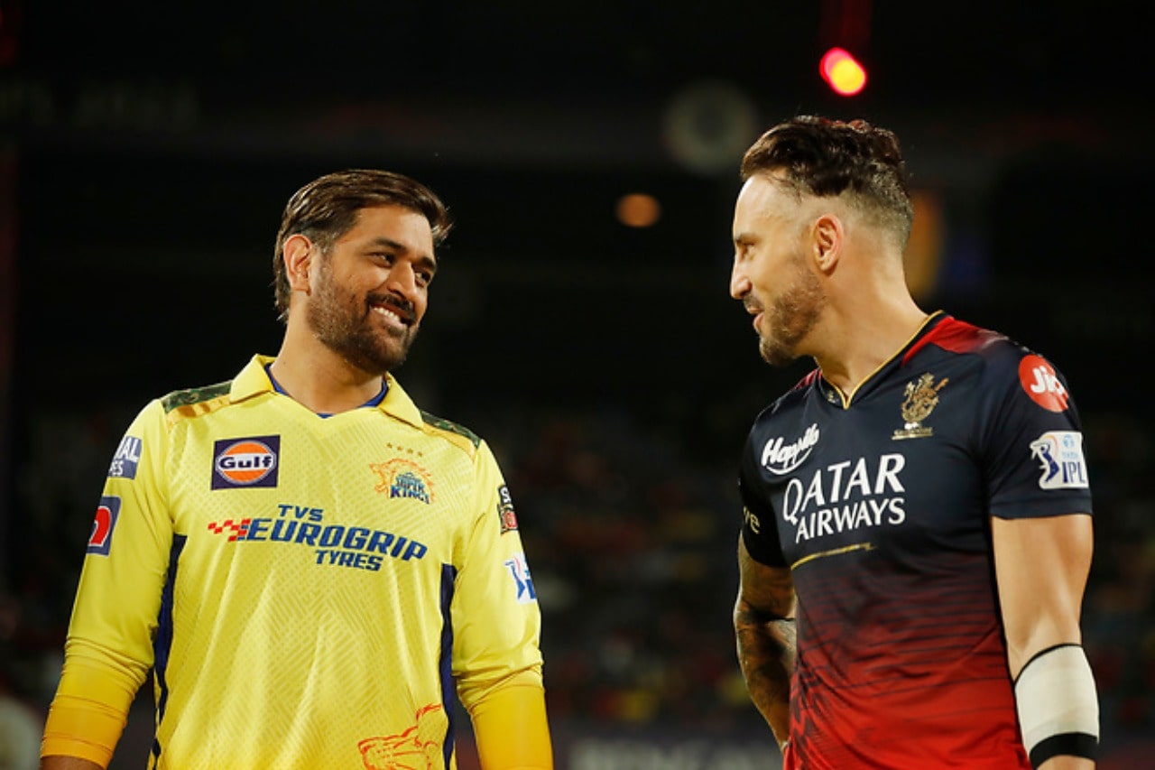 MS Dhoni of CSK and Faf du Plessis of RCB during toss