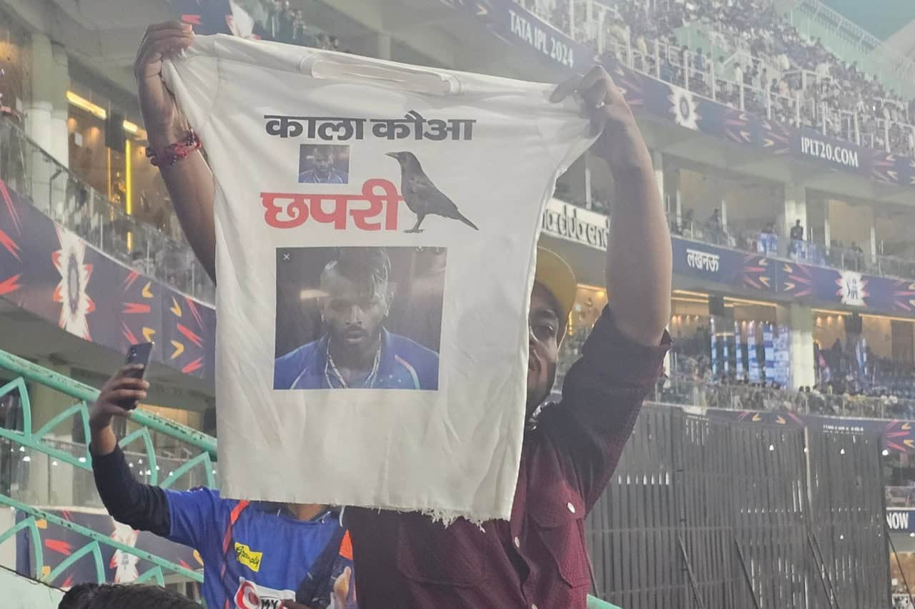 IPL 2024: ‘Kala Kauwa’ - Fan Displays Derogatory Banner Targeting Hardik Pandya at Ekana Stadium During LSG vs MI