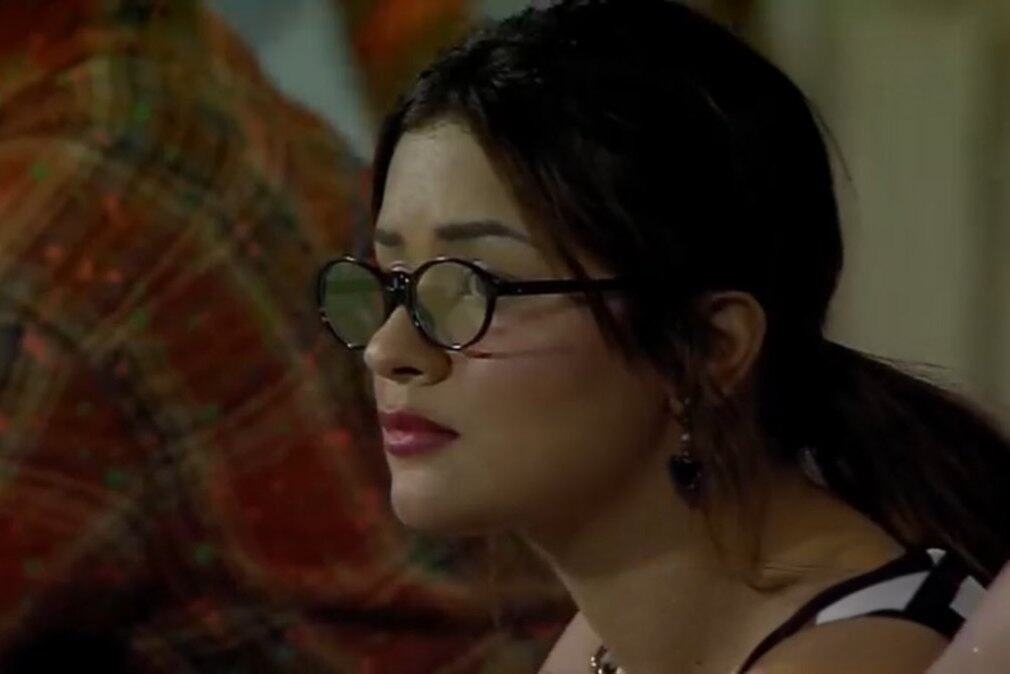 Avneet Kaur Spotted At Wankhede Stadium After Gaining Fame from Virat Kohli’s Accidental Like Avneet Kaur Spotted During MI vs GT Match of IPL 2025